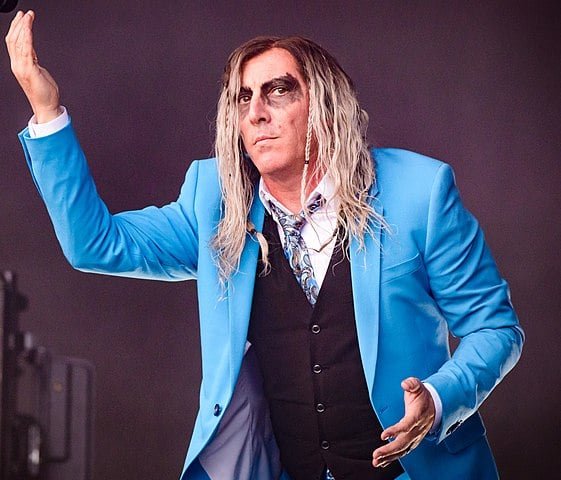 Num show, Maynard James foi surpreendido com um fã que subiu no palco e depois de fingir que ia abraçá-lo, lhe deu uma rasteira daquelas. 
