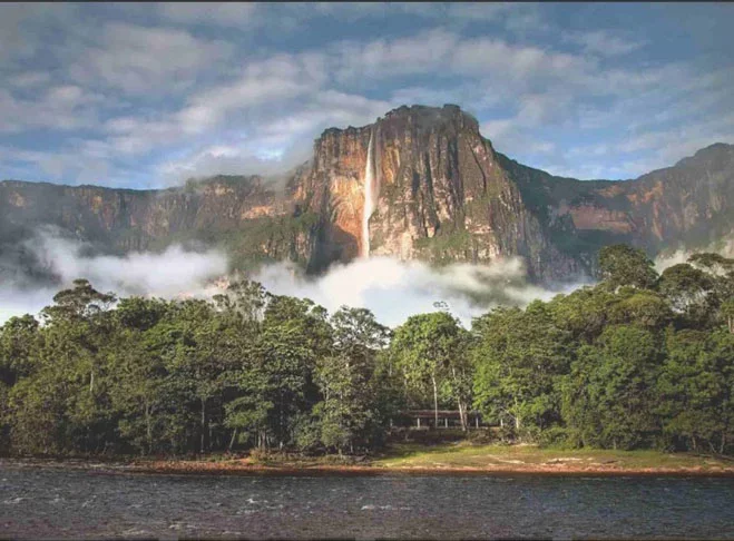 Cachoeira Ángel - Fica no estado de Bolívar, na Venezuela, perto da fronteira do Brasil com a Guiana.  