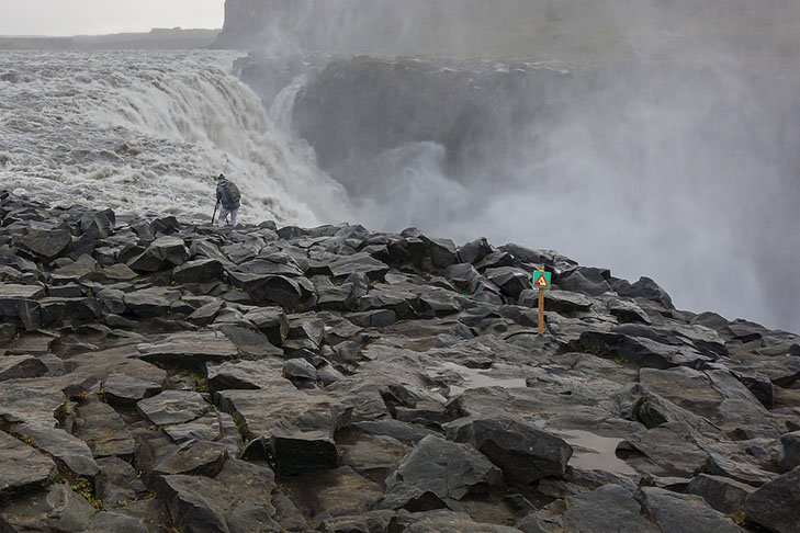 As Cataratas de Dettifoss ficam no Parque Nacional de Jökulsárgljúfur. A vazão da água varia conforme a estação do ano e o degelo. Tem 100m de largura e uma queda vertical de 48m até o desfiladeiro do parque. 