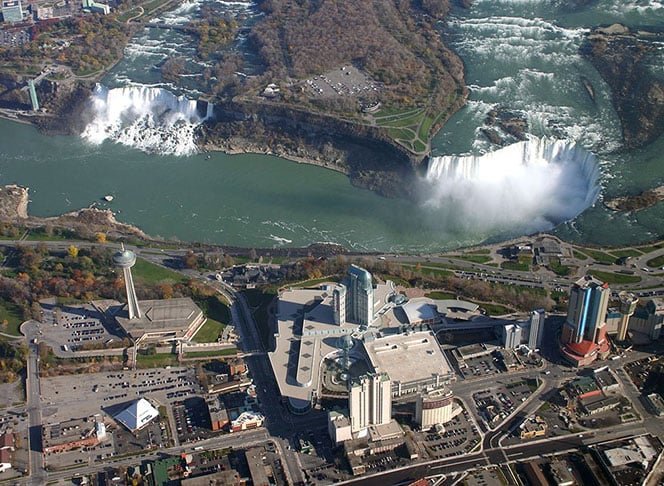Cataratas do Niágara - Ficam entre os lagos Erie e Ontário, entre a província de Ontário (Canadá) e o estado de York (Estados Unidos). 