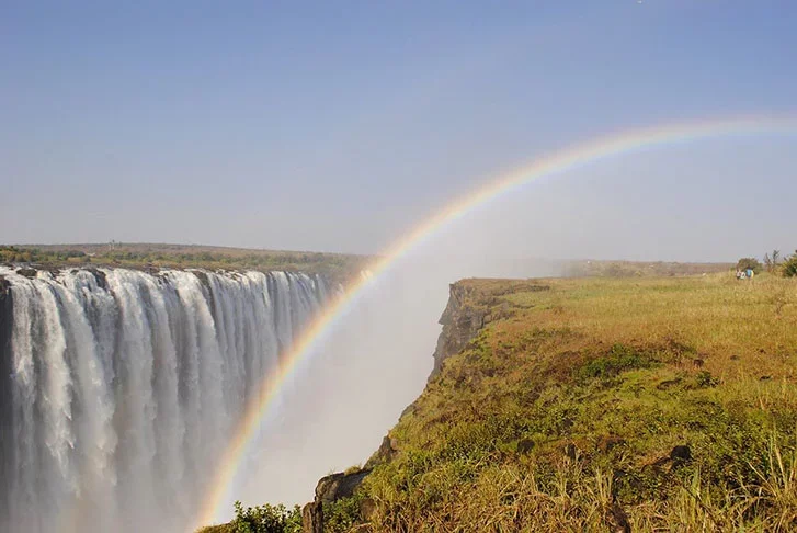 As Cataratas Victoria - A maior queda d'água africana: 1,7 km de largura e altura de 61 a 128m. No idioma local, é Mosi-ao-Tunya (fumaça que troveja). O nome Victoria foi dado pelo descobridor, David Livingstone, em1855, em homenagem à rainha Victoria. 