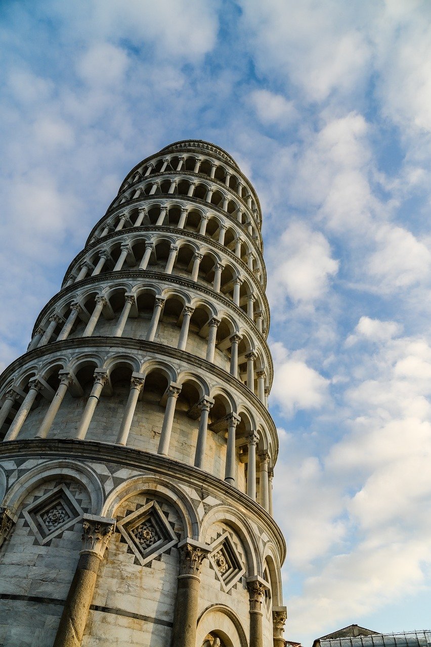 No ano de 1838, uma obra de restauraÃ§Ã£o atingiu um lenÃ§ol freÃ¡tico e inundou toda a base da Torre de Pisa. Quase um sÃ©culo depois, o ditador, Benito Mussolini, ordenou que aplicaÃ§Ãµes de cimento fossem postas junto ao alicerce, mas o monumento seguiu torto.