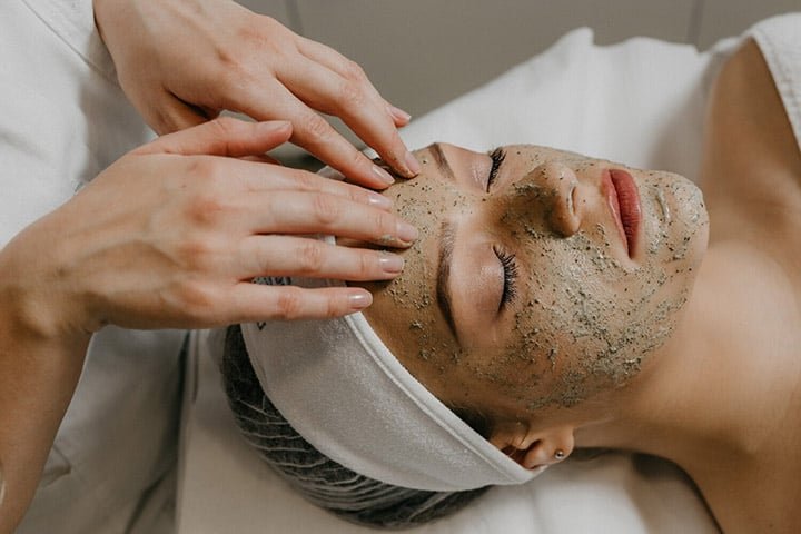HarmonizaÃ§Ã£o facial, como o nome sugere, Ã© um procedimento para alinhar as curvas dos rostos. O processo tambÃ©m ajuda a evitar o envelhecimento da pele.