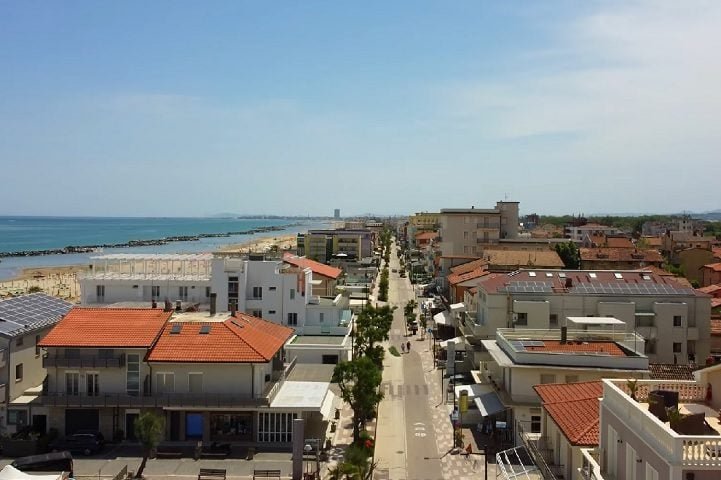 A cidade italiana mais prÃ³xima Ã© Rimini, que possui uma estaÃ§Ã£o ferroviÃ¡ria conectada a vÃ¡rias cidades italianas. 