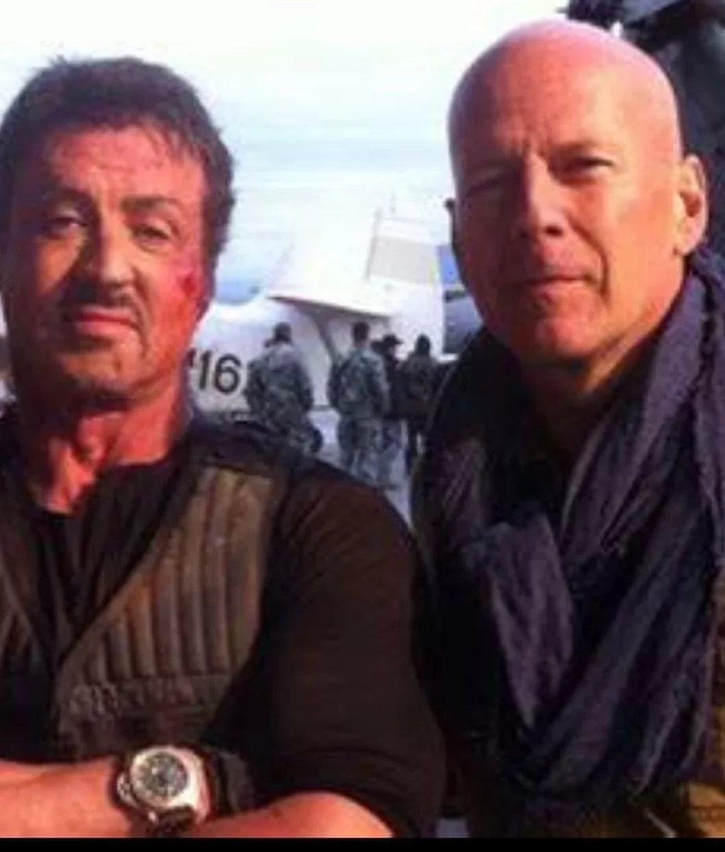 Bruce Willis encerrou a carreira em 2022. No ano seguinte, a família do ator anunciou que ele foi diagnosticado com demência frontotemporal. Com o ex-colega passando por essa situação delicada de saúde, Stallone fez post no Instagram com mensagem de solidariedade: 