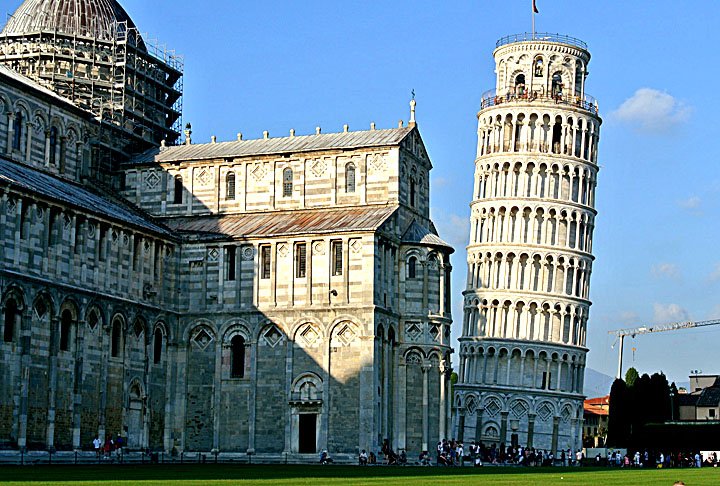 Ela foi idealizada pelo arquiteto de origem grega Buscheto, numa época em que a cidade era uma república independente e uma das potências italianas. A consagração do edifício foi realizada em 1118 pelo papa Gelásio II.