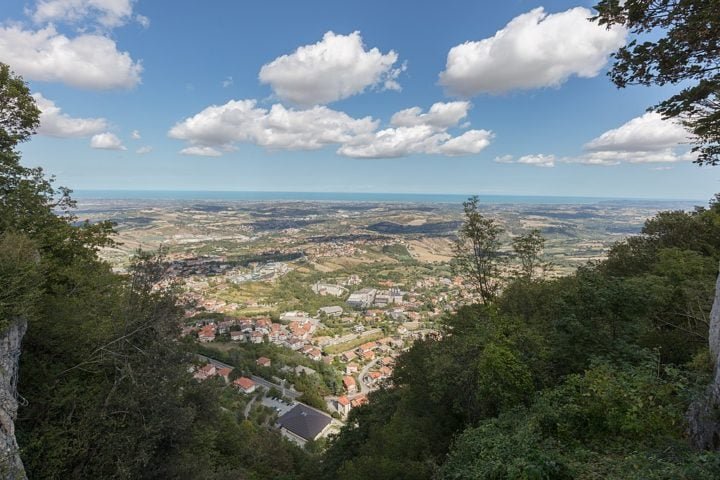 San Marino Ã© acessÃ­vel por terra por meio da ItÃ¡lia, jÃ¡ que o paÃ­s nÃ£o possui aeroportos nem ferrovias.