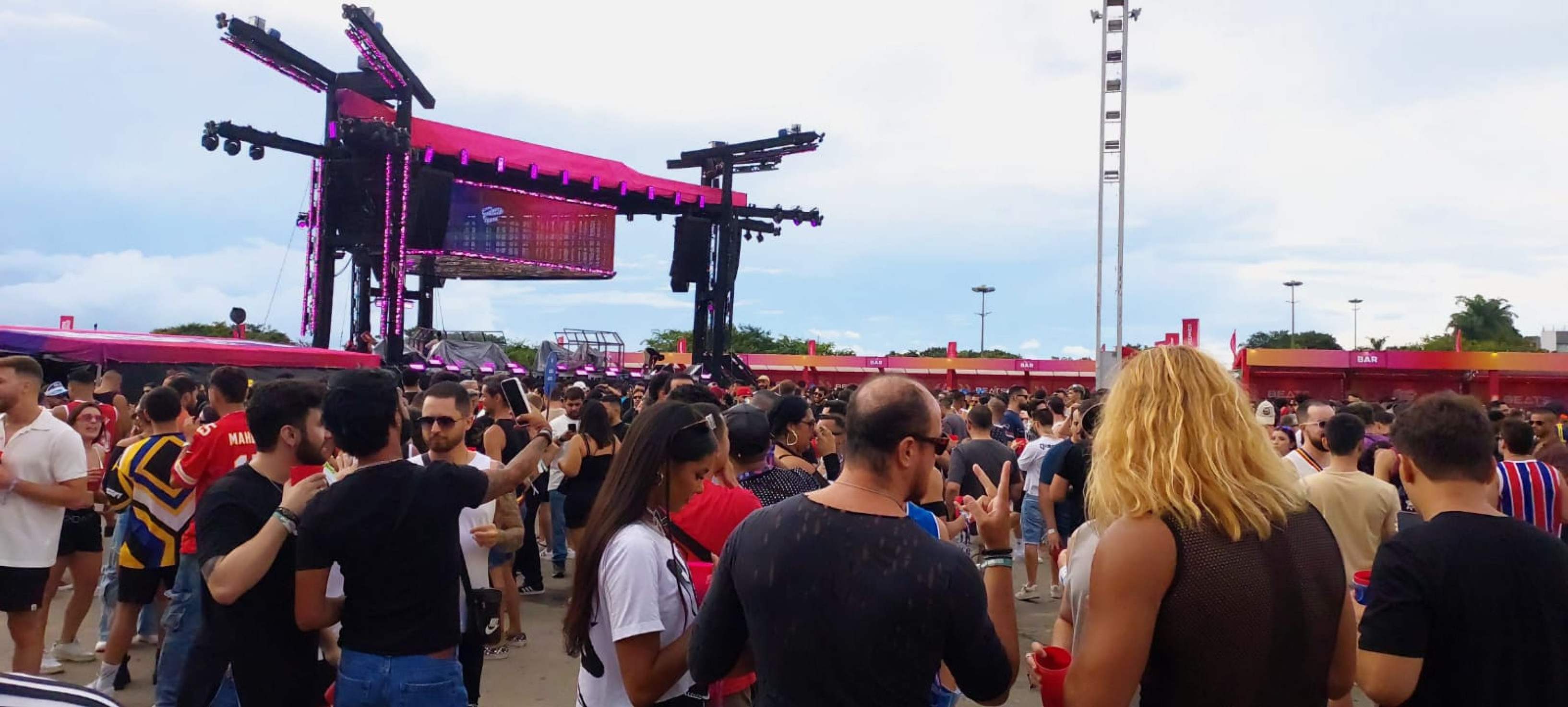 ‘Ensaios da Anitta’: fãs encaram tempo chuvoso e esperam super show em BH