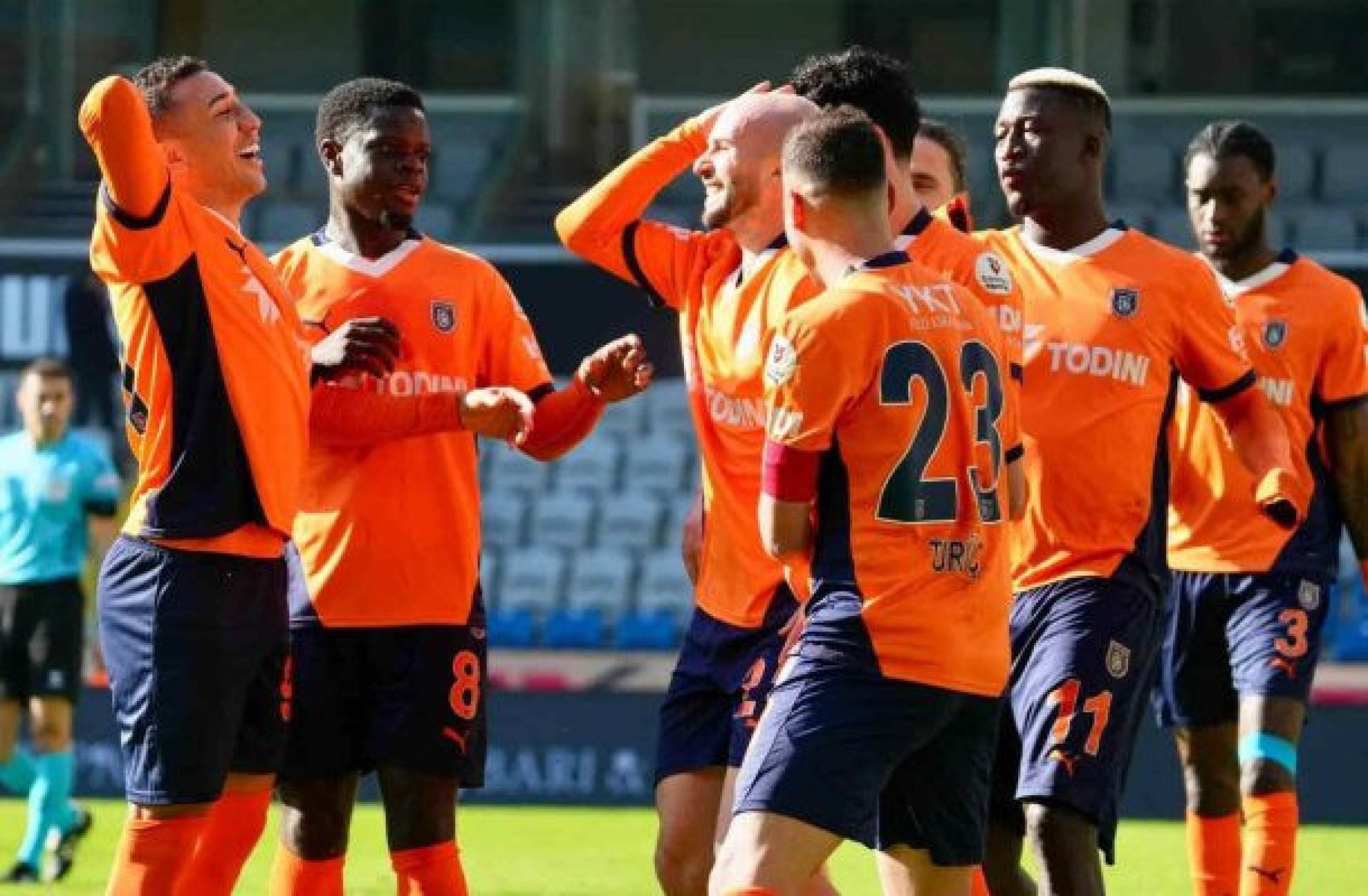 Davidson marca, e Basaksehir corre atrás de vaga em liga europeia
