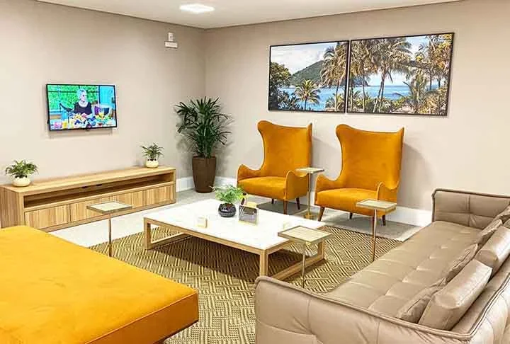 De acordo com o comunicado da empresa, a sala VIP do aeroporto Brigadeira Lysias Rodrigues, na capital tocantinense, tem uma nova concepção de café lounge, com decoração sobre os patrimônios culturais do estado, wi-fi ilimitado de alta velocidade e espaços confortáveis para trabalho e descanso. 