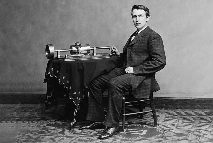 O fonógrafo foi uma de suas principais invenções, assim como o cinescópio. Ela foi a primeira câmera cinematográfica bem-sucedida, com o equipamento para mostrar os filmes que fazia. Uma invenção que contribuiu para a revolução e desenvolvimento técnico do cinema mundial.