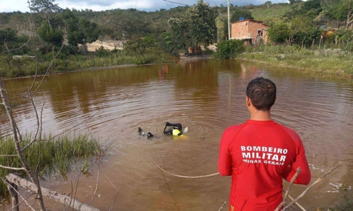 Bombeiros encontraram os corpos no Rio Araguari depois de solicitar &agrave; hidrel&eacute;trica da regi&atilde;o que fechasse as comportas -  (crédito: CBMMG)