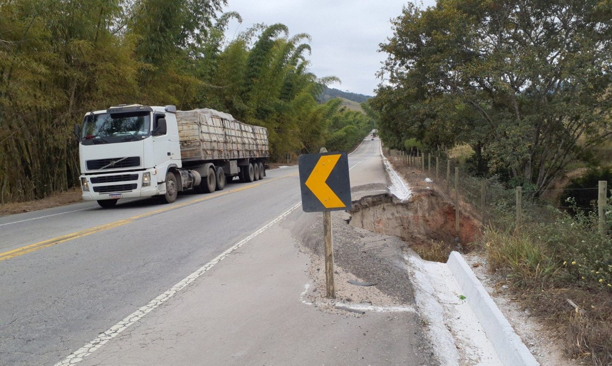 Trecho da BR-116 perto de Teófilo Otoni: rodovia federal liderou os acidentes com morte no ano ado -  (crédito: CNT/Divulgação – 19/1223)