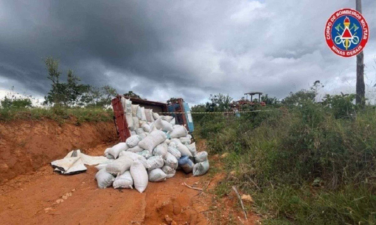 Caminhão estava carregado com sacas de café -  (crédito: CBMMG)