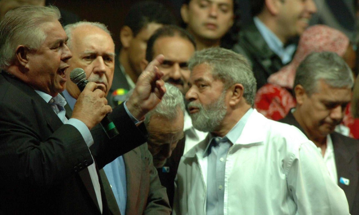 Newton Cardoso discursa dividindo palanque com Lula em 2006. Em comício na Praça da Estação, Centro de BH, o emedebista estava em campanha pelo Senado e o petista tentava a reeleição ao Planalto -  (crédito: Emmanuel Pinheiro/Estado de Minas)