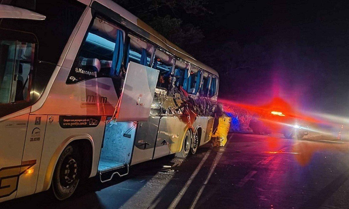 Carreta pegou o ônibus e o arrastou pela lateral -  (crédito: CBMMG)