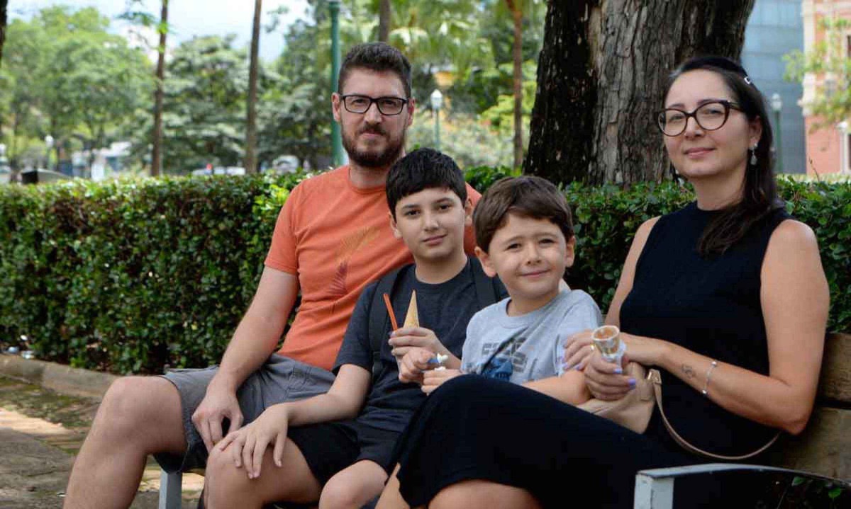 Maurício e deborah, pais de Augusto e Benício, entendem que restringir celular será benéfico aos alunos e professores -  (crédito:  Túlio Santos/EM/D.A Press)