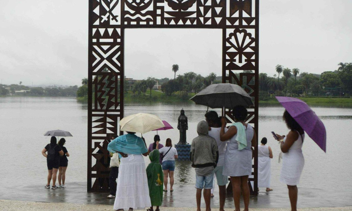 Devotos fazem preces e deixam oferendas na Pra&ccedil;a de Iemanj&aacute;, na Lagoa da Pampulha -  (crédito: T&uacute;lio Santos/EM/D.A Press)