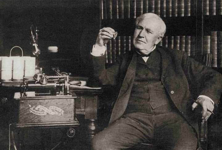 Thomas Alva Edison nasceu numa família de classe média, em 11 de fevereiro de 1847, em Milan, Ohio, Estados Unidos. O pai, Samuel Edison, canadense de origens holandesas, era marceneiro, carpinteiro e negociante de imóveis. A mãe, Nancy Eliot Edison, era uma ex-professora canadense.