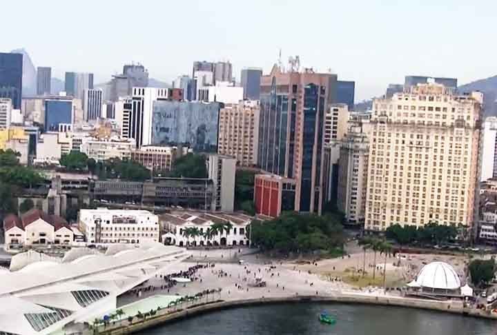 A obra, prevista para durar 30 meses, também inclui um espaço aberto ao público no terraço, um restaurante e um memorial da Rádio Nacional, que teve sua antiga sede no prédio. 
