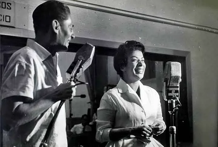 Cantores como Francisco Alves, Orlando Silva, Ataulfo Alves, Marlene, Emilinha Barbosa, Cauby Peixoto, Elizeth Cardoso(foto)  e  Ângela Maria brilharam nas transmissões do palco da Rádio Nacional acompanhados de orquestras e se tornaram fenômenos de popularidade à época.
