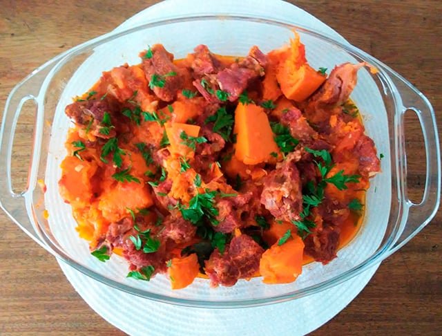 A abóbora é rica em potássio e sua coloração se deve aos carotenoides, que se transformam em vitamina A. Já a carne seca tem alta concentração de proteína, zinco e selênio, com propriedades antioxidantes. 