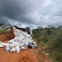 Caminhão tomba e passageiro morre prensado entre cabine e o solo - CBMMG