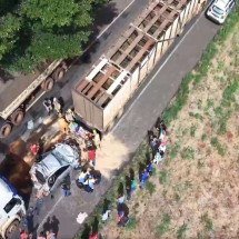 Minas: carro vira "recheio de sanduiche" em engavetamento - CBMMG