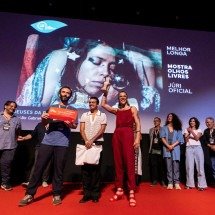 Equipe do filme 'Deuses da peste' recebe o prêmio do júri oficial da mostra 'Olhos Livres', no festival de Tiradentes em 2025