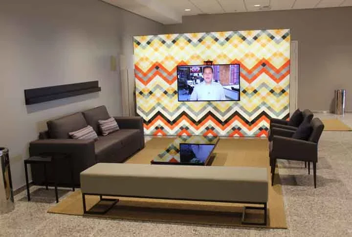 Já as salas mais luxuosas, para clientes com maior poder aquisitivo, contam com cama, espreguiçadeira e até sala de reunião. 