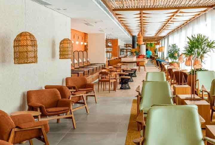 As salas VIP mais básicas, embora ofereçam comodidade maior que no espaço convencional do aeroporto, podem ficar superlotadas e não têm luxo. 