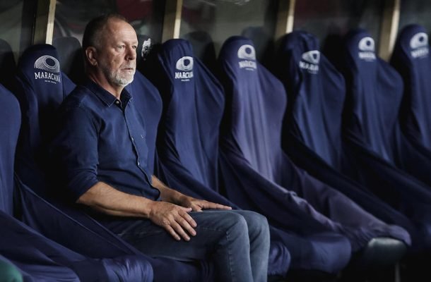 MANO MENEZES - Sofreu com muitos desfalques, é verdade. Também sofreu com a má pontaria dos jogadores. No entanto, o Fluminense mostrou-se um time previsível, com pouco repertório tático - Nota 5,0 - Lucas Merçon/Fluminense