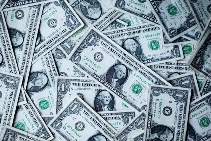Dólar fecha a R$ 5,76 com dados de emprego dos EUA e guerra de tarifas