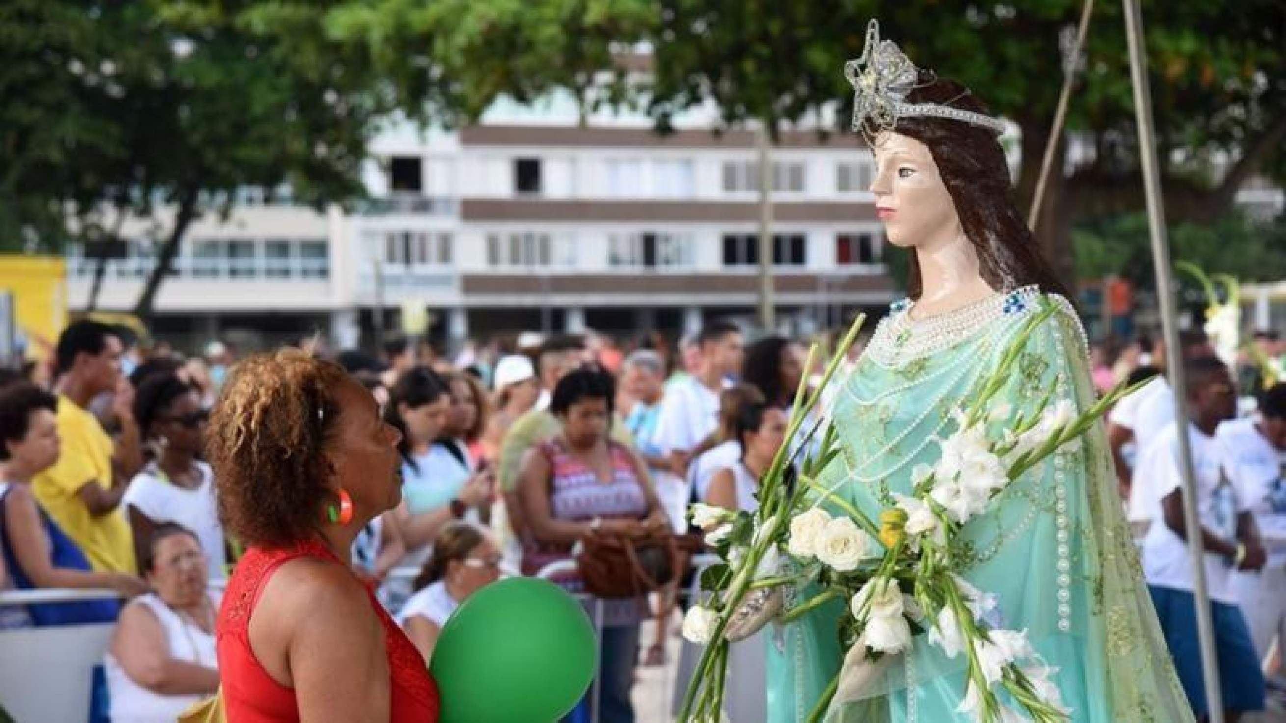 Por que Iemanjá, orixá de origem africana, virou 'mulher branca' no Brasil