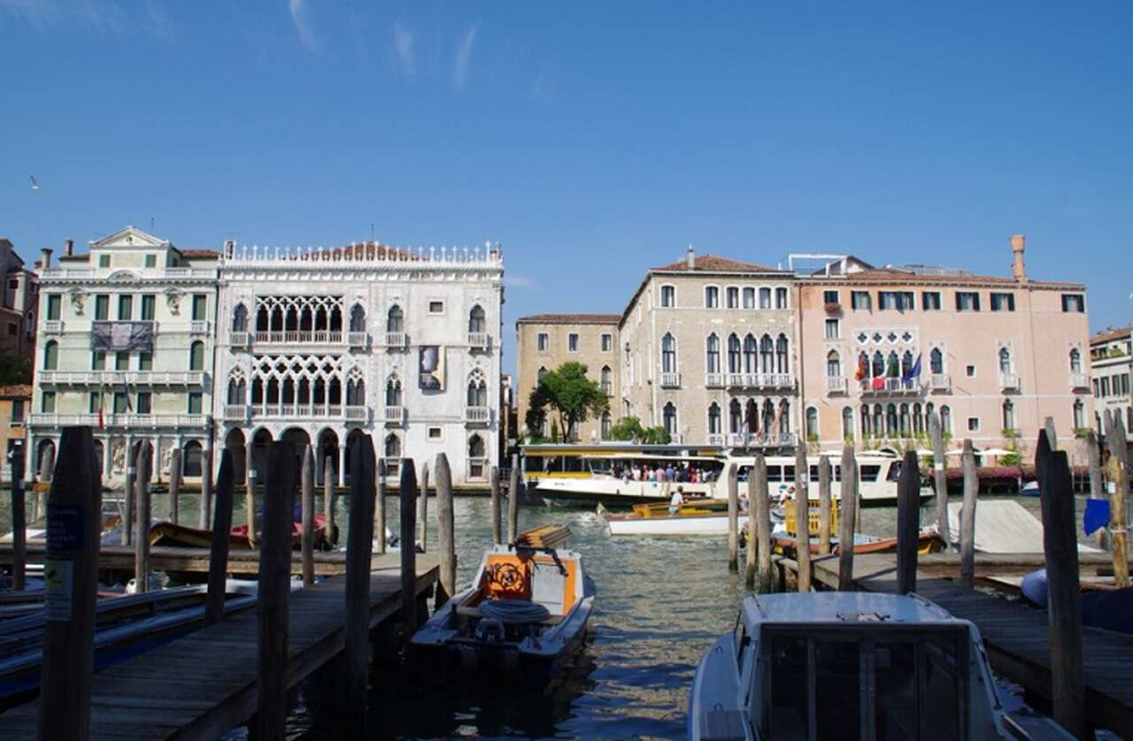 Ca' d'Oro (1428-1430): Um dos palácios mais bonitos do Grande Canal, em estilo gótico veneziano. Hoje, abriga uma galeria de arte com coleções renascentistas e barrocas-Maitra/Wikimedia Commons