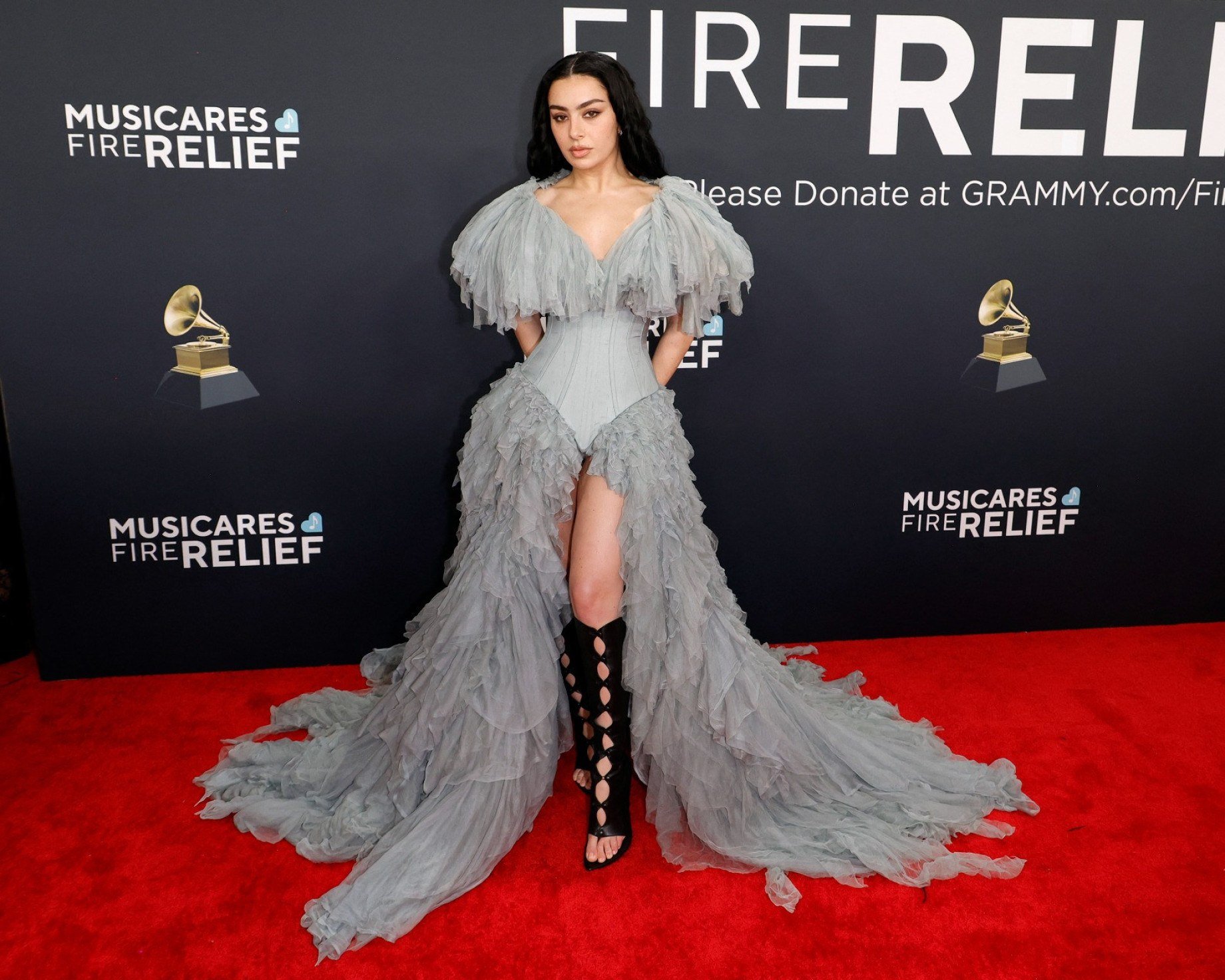 Charli XCX vence três Grammy com 'Brat', como o de melhor álbum eletrônico