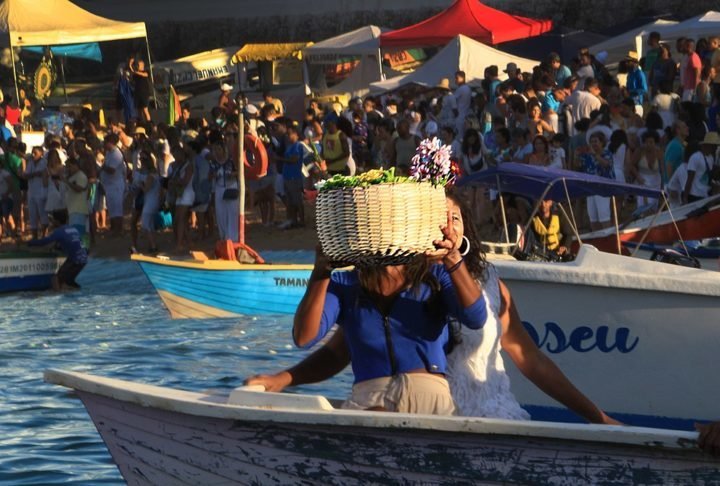 Em Salvador, a Festa de Iemanjá é uma das mais populares e valorizadas do ano, atraindo uma multidão imensa de fiéis e admiradores às praias do Rio Vermelho.