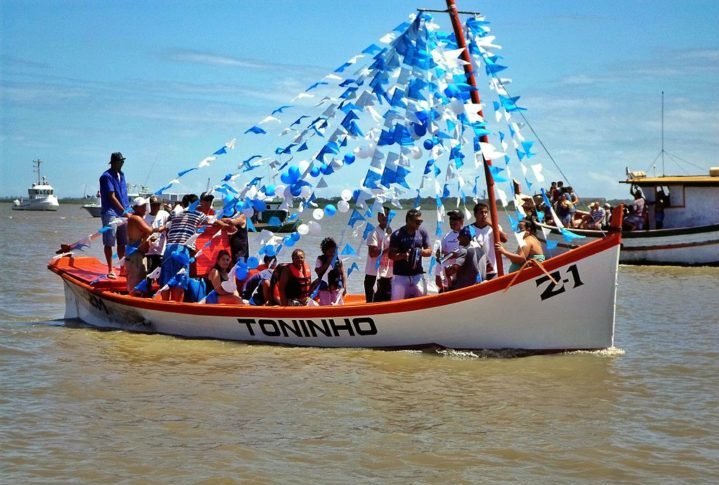 A festa começa na madrugada, com fogos de artifício e cânticos religiosos. Os fiéis e admiradores da orixá começam a chegar às praias cedo, carregando oferendas para a rainha do mar. 