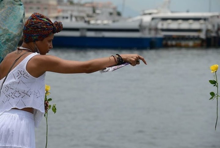 Às primeiras horas da manhã, as oferendas são lançadas ao mar, em uma cerimônia que é acompanhada por muitos aplausos e gritos de alegria.