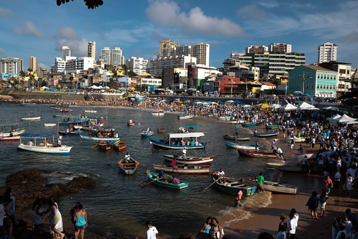 Por lÃ¡, o bairro do Rio Vermelho, por exemplo, fica movimentado com uma ampla variedade de shows, festas e eventos. 