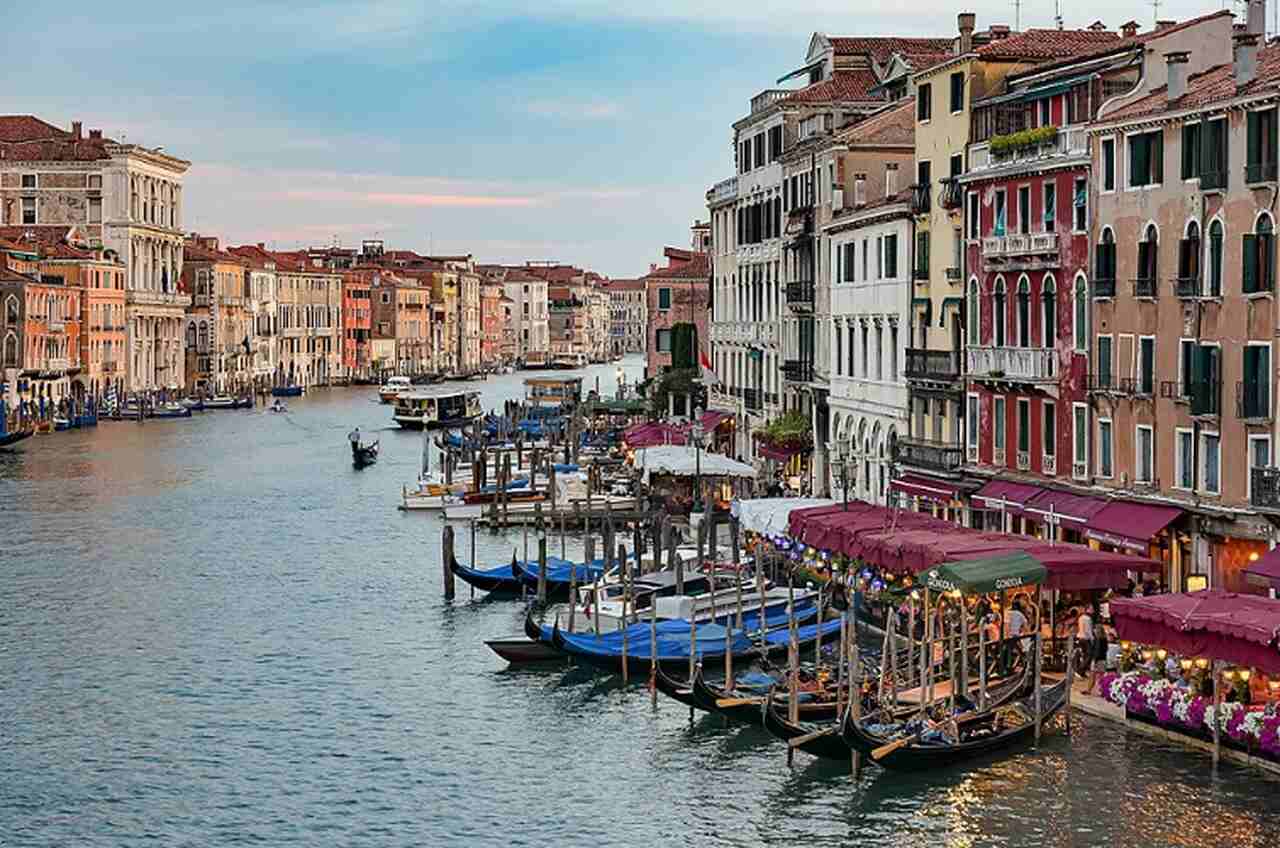 Veneza, no nordeste da Itália, é uma cidade única erguida sobre mais de 100 pequenas ilhas ligadas  por canais e pontes. Suas gôndolas e sua arquitetura renascentista e gótica são mundialmente prestigiadas. Trata-se de um dos destinos mais românticos e apreciados do planeta.-Jorge Franganillo/Wikimedia Commons
