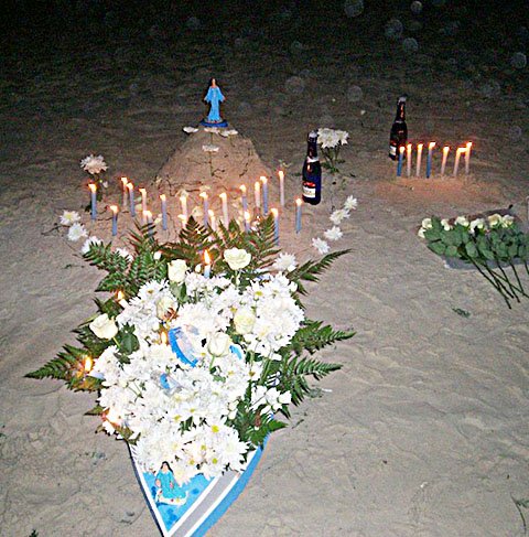 As oferendas são geralmente feitas de flores, frutas, velas, perfumes e outros objetos simbólicos.