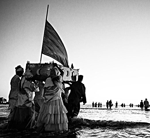 A Festa de Iemanjá é uma oportunidade para os fiéis expressarem sua devoção à orixá e agradecerem por suas bênçãos.