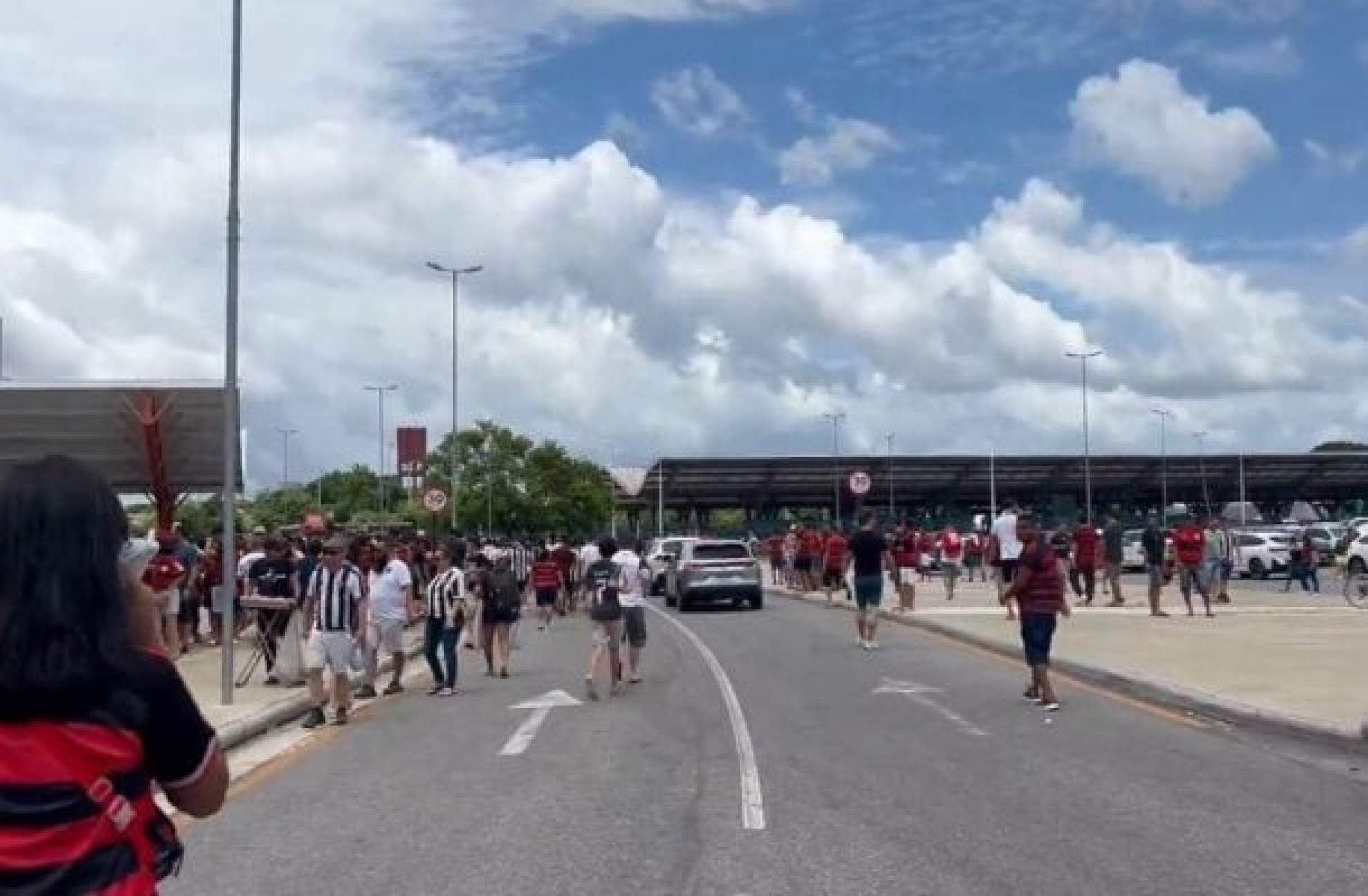 Torcidas de Flamengo e Botafogo transitam sem barreiras no Mangueirão