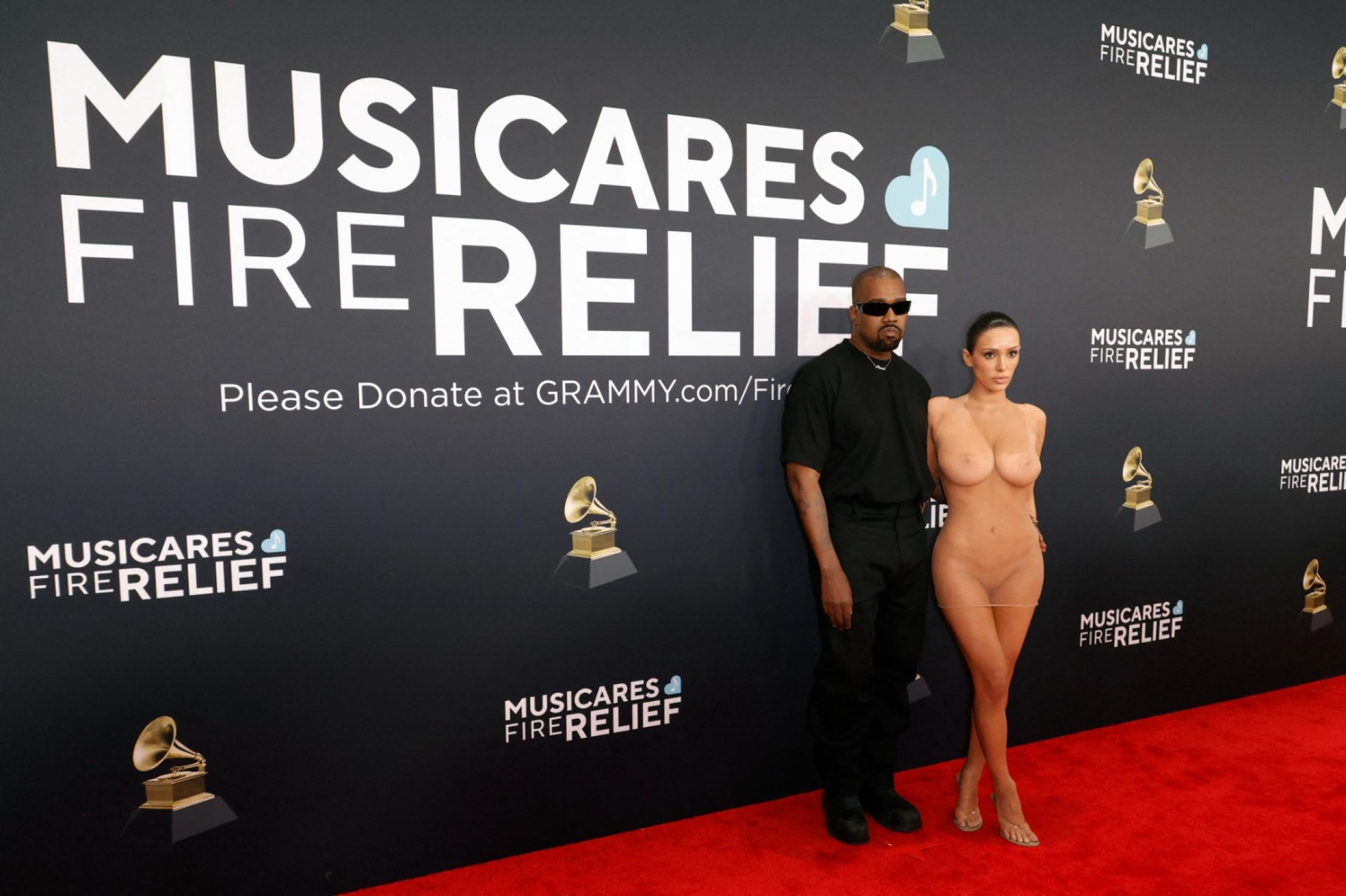Bianca Censori desfila com vestido transparente sem nada por baixo