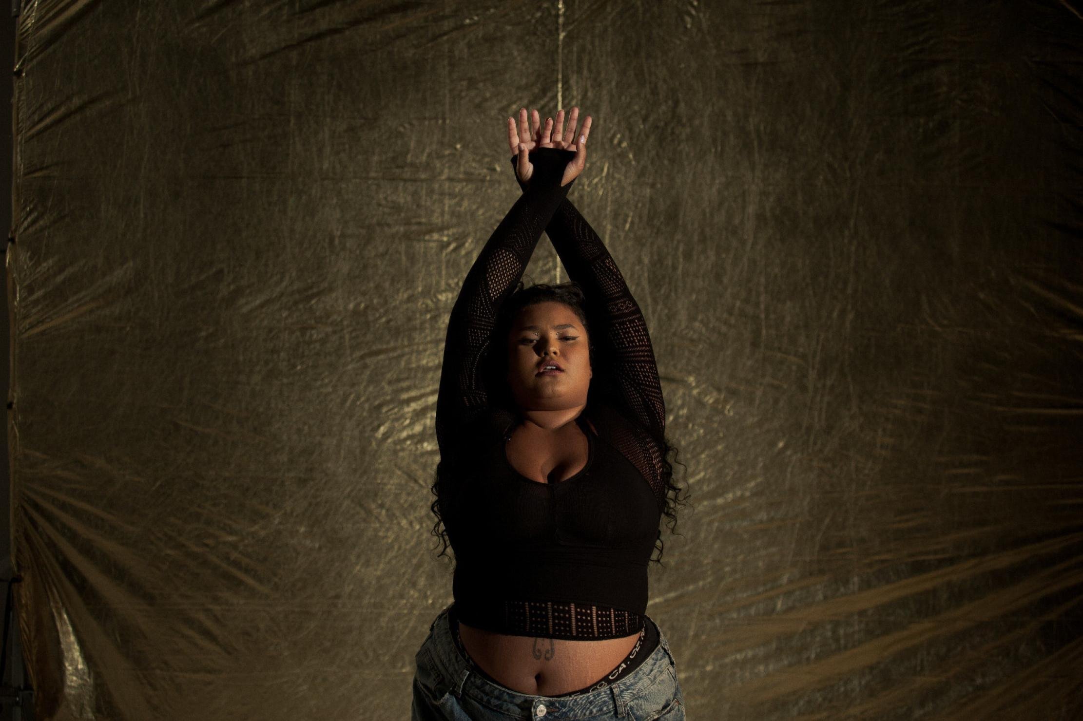 Depois de se destacar na cena do rap de BH, a cantora Paige, criada nos bairros Tirol e Califórnia, apostou no pop com o disco 'Esse é o meu mundo', com 11 faixas, lançado em janeiro de 2025. A sonoridade vai do funk e boom bap ao R& B, passando pelo samba. Ela estreou na carreira solo em 2019, mas canta desde os 13, fez parte do coral do Instituto de Educação de MG e também lançou os EPs 'Babygirl' e 'Pretchucka'.
