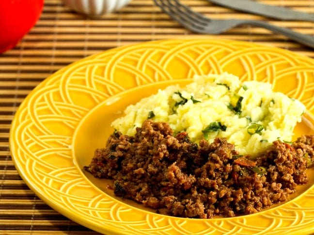 Purê de batata e carne moída .  A melhor carne para moer é o acém. Fica mais suculenta (por causa dos lipídeos) do que uma carne mais nobre, como o filé. 