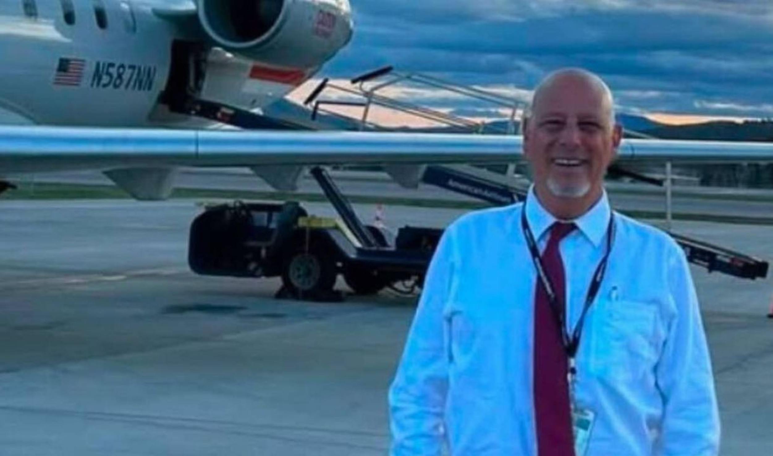 Vídeo do 'comissário divertido' viraliza após sua morte em acidente aéreo