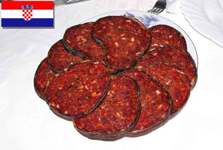 1º) Slavonski kulen (Croácia) - É uma salsicha curada elaborada a partir de cortes nobres de carne de porco, combinados com temperos selecionados, como páprica vermelha e alho. É uma das iguarias mais renomadas da culinária croata.