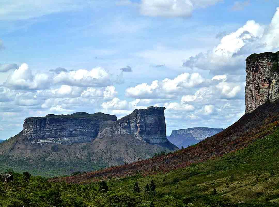 Parque Nacional da Chapada das Mesas, Maranhão - Com uma área de aproximadamente 160 mil hectares, o parque é conhecido por suas formações rochosas impressionantes, cachoeiras exuberantes, rios de águas cristalinas e uma flora e fauna ricas e diversificadas.